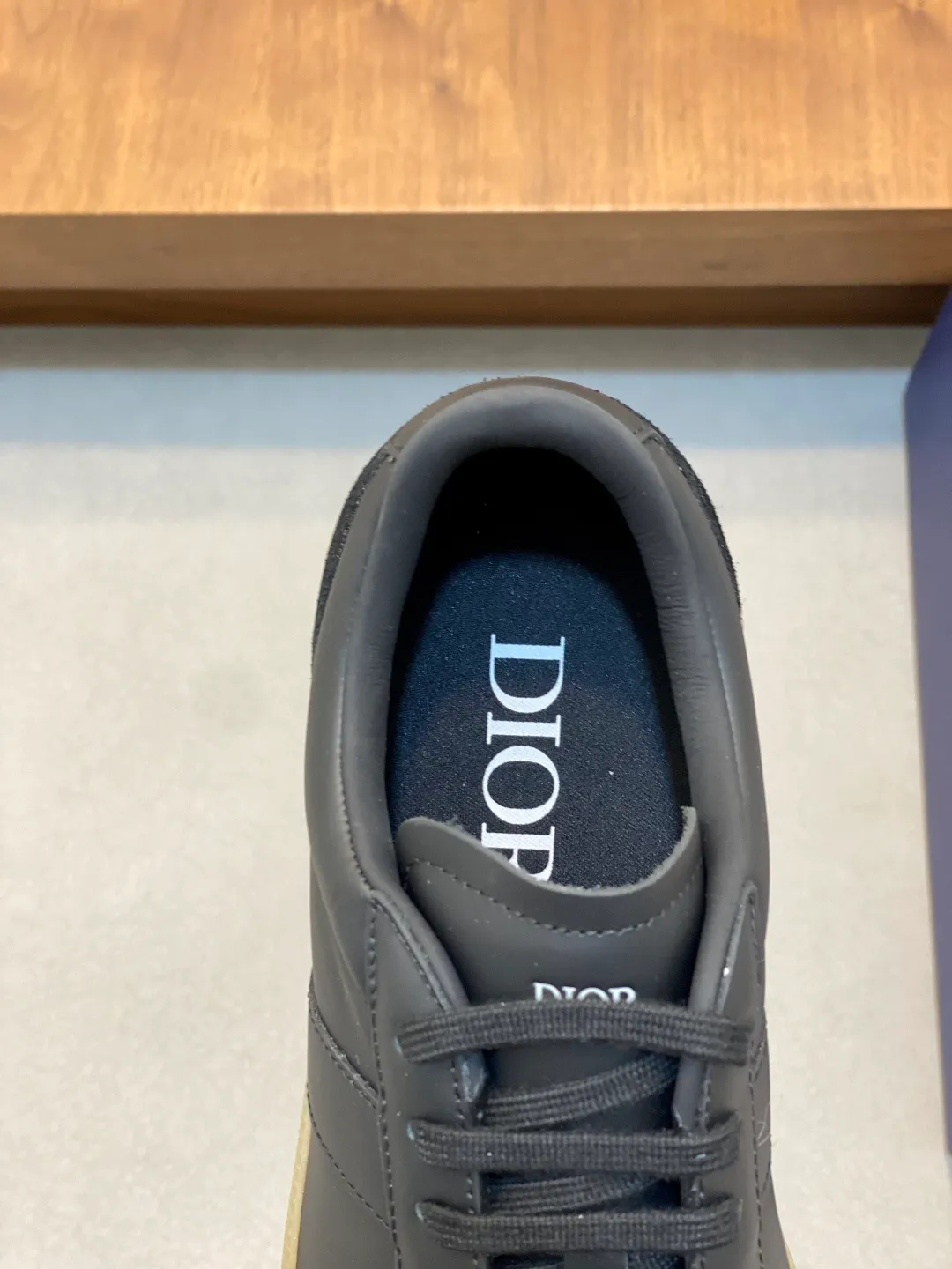 Factory price: 400💰Dior series casual sports shoes, skateboard shoes, original purchase, development and production. This sports shoe is a new product for the fall of 2023. It reinterprets the classic tennis shoes. The fashionable silhouette highlights the thick feeling. Crafted from navy and white jacquard with Oblique print and suede panels, it features a distinctive padded tongue embossed with the Dior signature, wide navy mohair laces and brass eyelets with a matte tonal finish. White rubber sole with Dior Oblique pattern, enhanced by a contrasting Dior 30 Avenue Montaigne signature on the rear. It can add fashionable temperament to casual looks. Exquisite packaging at the delivery counter 🛍📦 ▪️ Fabric: Original customized Oblique presbyopia + cowhide ▪️ Lining: Original customized sheepskin + breathable mesh ▪️ Sole: Original molded anti-slip rubber material ▪️ Bottom thickness: 4CM ▪️ Size: Men's 38-45 (38, 45, 46 customized)